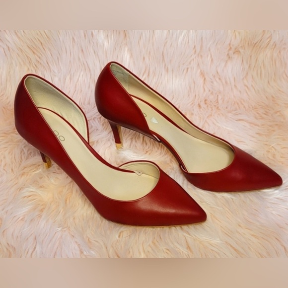 Preloved- Aldo- D'Orsay Pump with gold detail at heel - 8. - Picture 1 of 5